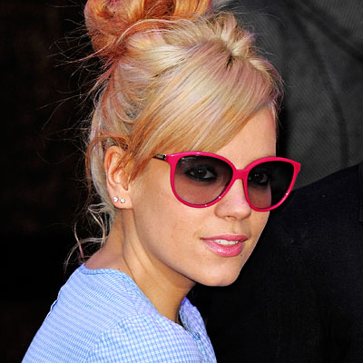 Lily Allen ficou ótima com estes óculos pink