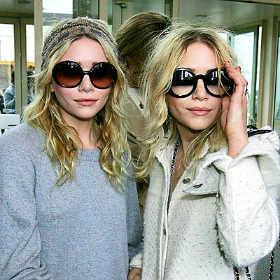 As irmãs Olsen optam por óculos bem grandes e redondos